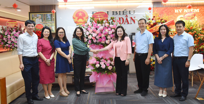 Phó Chủ nhiệm Ủy ban Pháp luật Trần Hồng Nguyên tặng hoa chúc mừng toàn thể lãnh đạo, cán bộ, phóng viên, biên tập viên và người lao động Báo Đại biểu Nhân dân. Ảnh: Quang Khánh Lãnh đạo Quốc hội, các cơ quan của Quốc hội chúc mừng Báo Đại biểu Nhân dân -0
