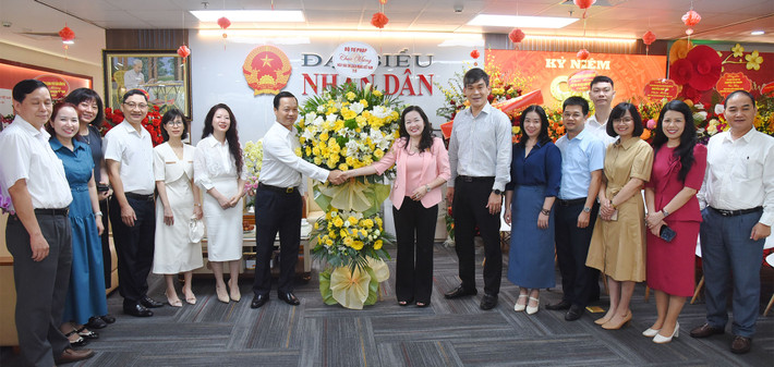 Tổng Biên tập Báo Đại biểu Nhân dân Phạm Thị Thanh Huyền và lãnh đạo, cán bộ, phóng viên, biên tập viên và người lao động Báo Đại biểu Nhân dân đón nhận lẵng hoa của Thứ trưởng Bộ Tư pháp Trần Tiến Dũng. Ảnh: Quang Khánh Lãnh đạo Quốc hội, các cơ quan của Quốc hội chúc mừng Báo Đại biểu Nhân dân -0
