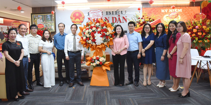 Ủy viên Thường trực Ủy ban Khoa học, Công nghệ và Môi trường Nguyễn Văn An tặng hoa chúc mừng toàn thể lãnh đạo, cán bộ, phóng viên, biên tập viên và người lao động Báo Đại biểu Nhân dân. Ảnh: Quang Khánh Lãnh đạo Quốc hội, các cơ quan của Quốc hội chúc mừng Báo Đại biểu Nhân dân -0