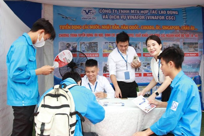 Trường Cao đẳng Nghề Yên Bái phối hợp với Ban Quản lý Khu kinh tế Hải Phòng tổ chức Ngày hội việc làm năm 2023 để kết nối các doanh nghiệp, cơ sở đào tạo với người lao động. Nguồn: ITN viec-lam-yen-bai.jpg -0