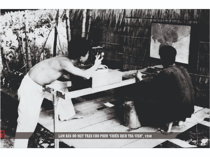 Làm bản đồ mặt trận cho phim "Chiến dịch Trà Vinh", 1950. Nguồn: Viện Phim Việt Nam Triển lãm 75 năm Điện ảnh cách mạng Bưng biền - Nam bộ -0