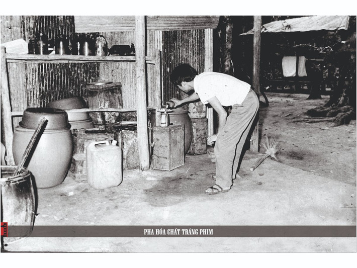 Pha hóa chất tráng phim. Nguồn: Viện Phim Việt Nam Triển lãm 75 năm Điện ảnh cách mạng Bưng biền - Nam bộ -0
