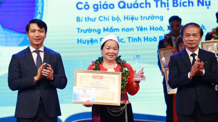 Cô giáo Quách Thị Bích Nụ được tuyên dương giáo viên tiêu biểu Cô giáo Quách Thị Bích Nụ: Hành trình 18 năm vững tay chèo vượt sông Đà đưa học trò đến lớp -0