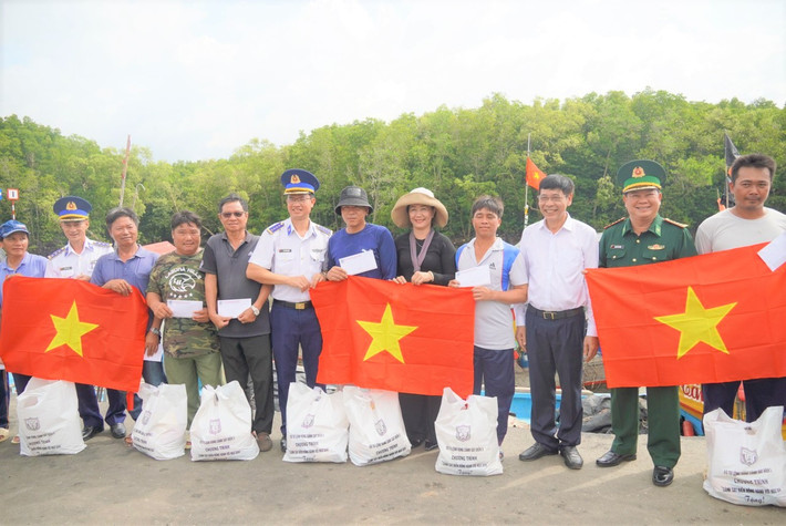 Bộ Tư lệnh Vùng Cảnh sát biển 3 cùng chính quyền địa phương trao tặng 150 suất quà 200 lá cờ Tổ quốc cho người dân tại huyện Cần Giờ Bộ Tư lệnh Vùng Cảnh sát biển 3 cùng chính quyền địa phương trao tặng 150 suất quà 200 lá cờ Tổ quốc cho người dân tại huyện Cần Giờ