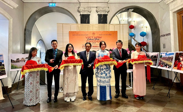 Ban tổ chức cắt băng khai mạc triển lãm. Ảnh: BVHTTDL Không gian văn hóa Việt Nam thu nhỏ tại Thụy Điển -0