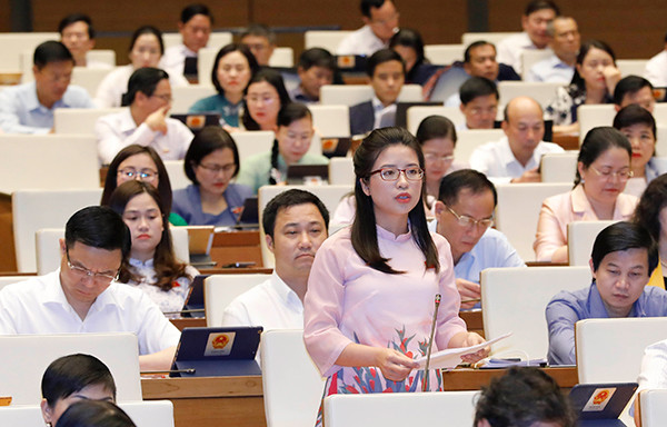 ĐBQH Nguyễn Thị Hà (Bắc Ninh) phát biểu. Ảnh: Hồ Long Quốc hội thảo luận về kết quả thực hiện kế hoạch phát triển kinh tế - xã hội -0