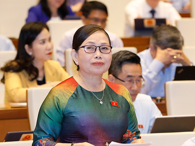 ĐBQH Nguyễn Thị Yến (Bà Rịa - Vũng Tàu) phát biểu. Ảnh: Hồ Long Quốc hội thảo luận về kết quả thực hiện kế hoạch phát triển kinh tế - xã hội -0