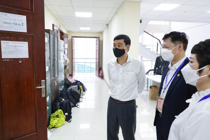 Phó Giám đốc Đại học Quốc gia Hà Nội Nguyễn Hoàng Hải kiểm tra công tác tổ chức thi đánh giá năng lực đợt 2 năm 2022 Ảnh: VNU Phó Giám đốc Đại học Quốc gia Hà Nội Nguyễn Hoàng Hải kiểm tra công tác tổ chức thi đánh giá năng lực đợt 2 năm 2022 Ảnh: VNU