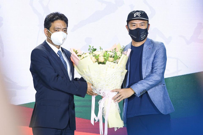 Thứ trưởng Bộ Văn hóa, Thể thao và Du lịch Hoàng Đạo Cương tặng hoa cho nhạc sỹ Huy Tuấn - tác giải bài hát chính thức của Đại hội Thể thao Đông Nam Á lần thứ 31 Thứ trưởng Bộ Văn hóa, Thể thao và Du lịch Hoàng Đạo Cương tặng hoa cho nhạc sỹ Huy Tuấn - tác giải bài hát chính thức của Đại hội Thể thao Đông Nam Á lần thứ 31
