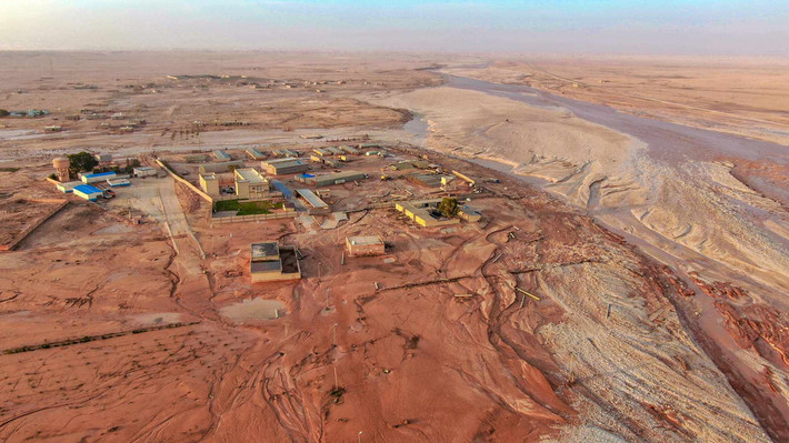 Toàn cảnh nước lũ bao phủ khu vực khi bão lớn đổ bộ vào Al-Mukhaili, Libya. Nguồn: Reuters Lũ lụt kinh hoàng tại Libya -0