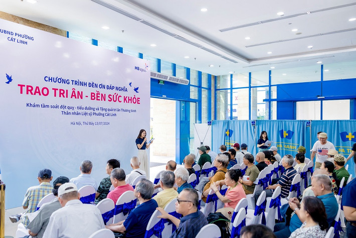 Chương trình nằm trong chuỗi hoạt động kỷ niệm sinh nhật 8 năm “Hành trình hạnh phúc” của MB Ageas Life MB Ageas Life thăm khám sức khoẻ và tặng quà cho người có công phường Cát Linh -0
