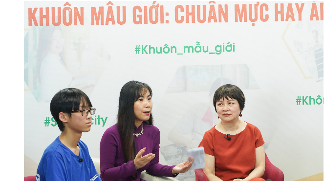 Bà Nguyễn Phương Linh, Viện trưởng Viện Nghiên cứu Quản lý Phát triển bền vững (ở giữa) trao đổi tại Tọa đàm Bà Nguyễn Phương Linh, Viện trưởng Viện Nghiên cứu Quản lý Phát triển bền vững (ở giữa) trao đổi tại Tọa đàm