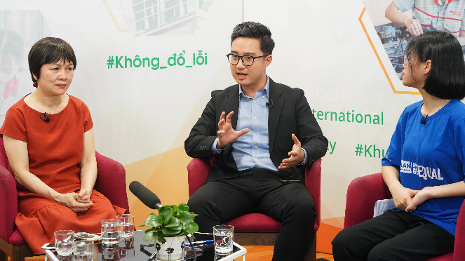 Bà Khuất Thu Hồng, Viện trưởng Viện Nghiên cứu Phát triển xã hội (ISDS) (ngoài cùng bên trái) trao đổi tại Tọa đàm Bà Khuất Thu Hồng, Viện trưởng Viện Nghiên cứu Phát triển xã hội (ISDS) (ngoài cùng bên trái) trao đổi tại Tọa đàm