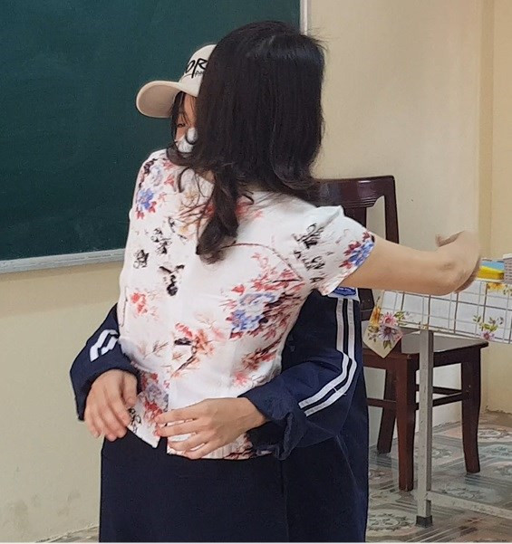 Hai cô trò cùng xin lỗi trước sự chứng kiến của tập thể lớp và phụ huynh học sinh (Ảnh: Sở GD-ĐT Vĩnh Phúc) Vụ cô giáo cắt tóc nữ sinh trên lớp vì nhuộm tóc: Sở GD-ĐT thông tin chi tiết -0