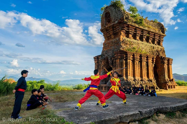 Cuộc thi nhằm thể hiện khát vọng đột phá, vươn tầm của quê hương Bình Định, con người Bình Định. Ảnh: Nguyễn Phước Hoài Thi viết “Khát vọng người Bình Định: Đột phá - Vươn tầm” -0