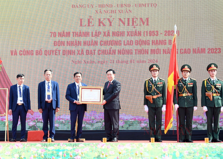 Chủ tịch Quốc hội Vương Đình Huệ dự Lễ đón nhận Huân chương Lao động hạng Ba của xã Nghi Xuân, Nghệ An ảnh 5 Chủ tịch Quốc hội Vương Đình Huệ dự Lễ đón nhận Huân chương Lao động hạng Ba của xã Nghi Xuân, Nghệ An -0