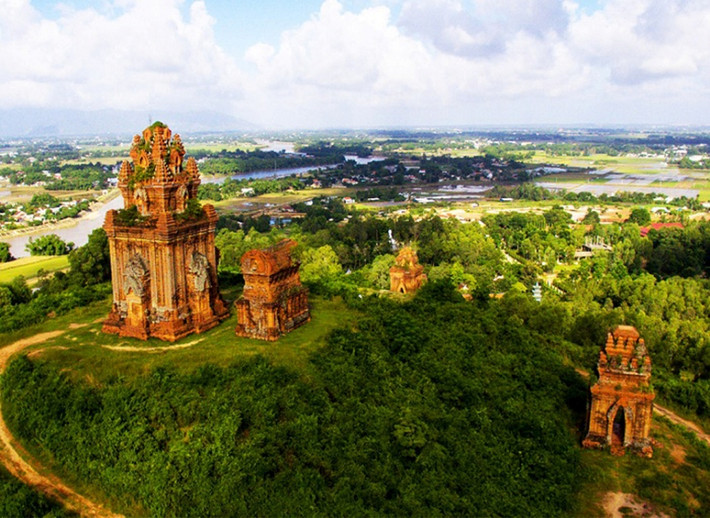 Tháp Bánh Ít còn có tên là Tháp Bạc, Tháp Thiện Mẫu... Nguồn: baotangbinhdinh.com.vn Bình Định triển khai biểu diễn nghệ thuật tại các di tích Chăm -0