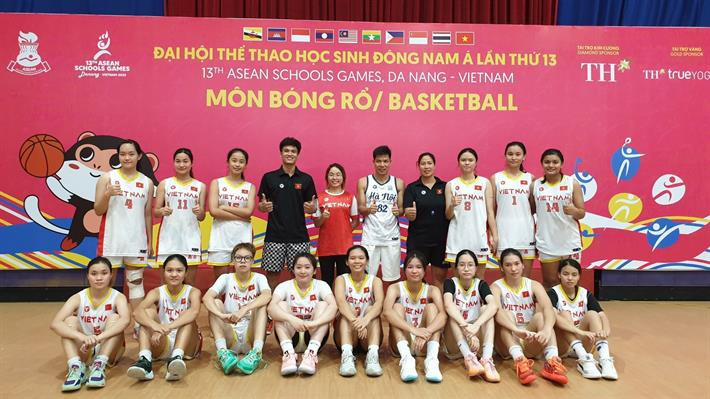 Các vận động viên môn bóng rổ Việt Nam tại Đại hội Thể thao học sinh Đông Nam Á lần thứ 13 (Ảnh: Trần Hiệp) Vụ trưởng Vụ Giáo dục thể chất Nguyễn Thanh Đề: