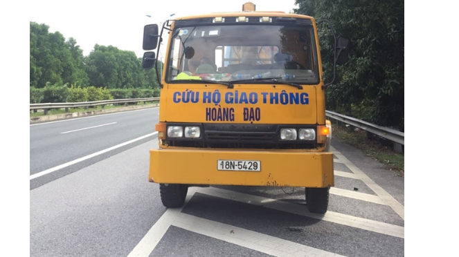 Phương tiện cứu hộ chạy ngược chiều trên cao tốc Phương tiện cứu hộ chạy ngược chiều trên cao tốc