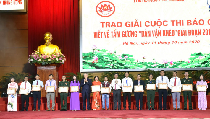 Lãnh đạo Đảng, Nhà nước đã trao tặng bằng khen của Ban Dân vận Trung ương cho các tác giả, nhóm tác giả đạt giải cuộc thi báo chí viết về tấm gương "Dân vận khéo" giai đoạn 2017 – 2020. Lãnh đạo Đảng, Nhà nước đã trao tặng bằng khen của Ban Dân vận Trung ương cho các tác giả, nhóm tác giả đạt giải cuộc thi báo chí viết về tấm gương "Dân vận khéo" giai đoạn 2017 – 2020.