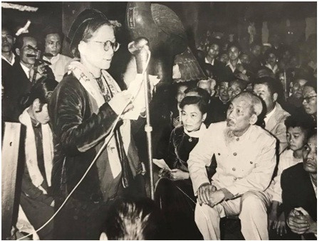 Chủ tịch Hồ Chí Minh dự cuộc ngâm thơ mừng xuân của các phụ lão và văn nghệ sĩ tại Văn Miếu - Quốc Tử Giám ngày 5.2.1962 (mồng 1 Tết Nhâm Dần) Ảnh: BTHCM Chủ tịch Hồ Chí Minh dự cuộc ngâm thơ mừng xuân của các phụ lão và văn nghệ sĩ tại Văn Miếu - Quốc Tử Giám ngày 5.2.1962 (mồng 1 Tết Nhâm Dần) - Ảnh: BTHCM