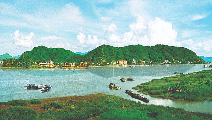 Núi Hồng-Sông Lam, biểu tượng của quê hương Nghệ Tĩnh Ảnh: Giao Hưởng Núi Hồng-Sông Lam, biểu tượng của quê hương Nghệ Tĩnh Ảnh: Giao Hưởng