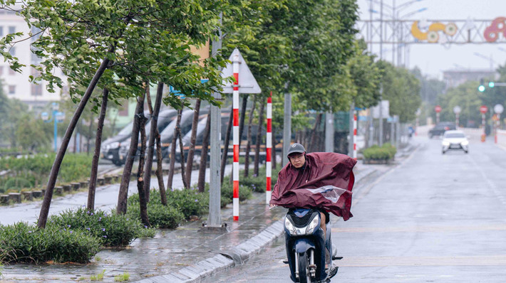 Mưa và gió giật mạnh trên địa bàn Thành phố Phủ Lý. Ảnh: Đức Huy Hà Nam: Ứng phó với bão số 3 theo phương châm “4 tại chỗ”, “xử lý giờ đầu” -0