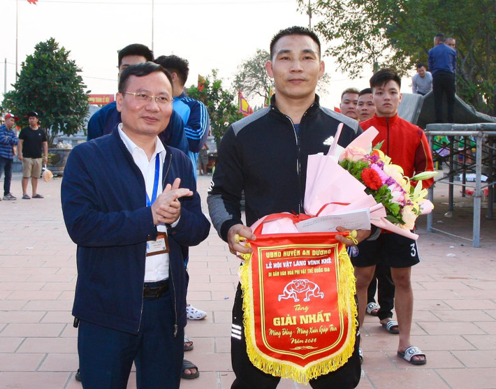 Đồng chí Trưởng phòng VH&TT Trần Văn Hải trao giải Nhất cho đô vật Trần Văn Tưởng của đoàn Ninh Bình Hải Phòng: Bế mạc Lễ hội vật cổ truyền làng Vĩnh Khê, xã An Đồng - Di sản văn hóa phi vật thể Quốc gia -0