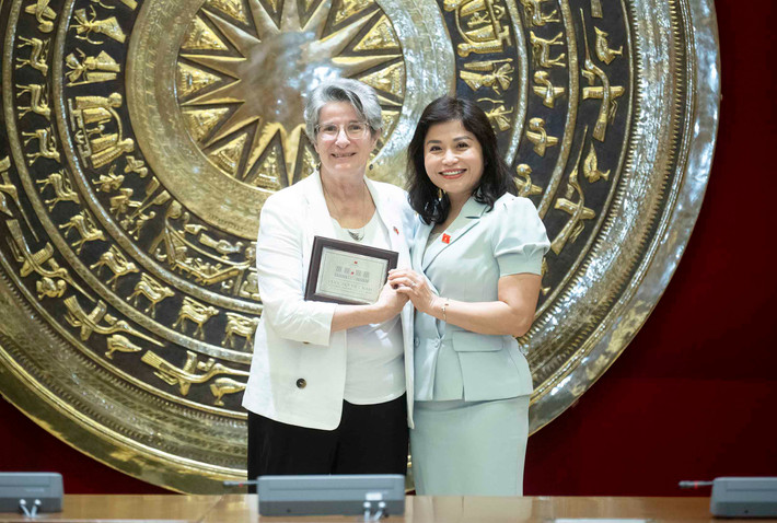 Ủy viên Thường trực Ủy ban Đối ngoại Thái Quỳnh Mai Dung tiếp Đoàn Văn phòng Lãnh đạo quốc tế của Quốc hội Hoa Kỳ ảnh 5 Ủy viên Thường trực Ủy ban Đối ngoại Thái Quỳnh Mai Dung trao quà lưu niệm tặng Giám đốc COIL