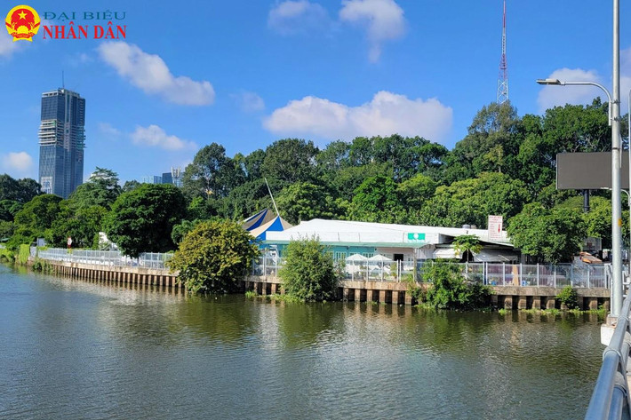 Trung tâm Thể thao dưới nước Yết Kiêu một bên giáp đường Nguyễn Thị Minh Khai một bên giáp kênh Nhiêu Lộc - Thị Nghè. Ảnh: Quang Phương. TP. Hồ Chí Minh: Nhiều vi phạm về tài chính của Trung tâm Thể thao dưới nước Yết Kiêu -0