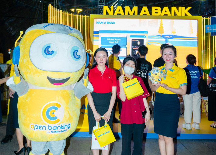 KH tham gia mini game và nhận quà tặng từ Nam A Bank. NAM A BANK mang đến nhiều trải nghiệm thanh toÁn hiện đại -0