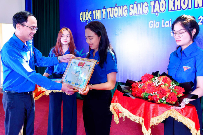 Ban tổ chức trao giải nhất cuộc thi cho tác giả Rơ Mah H’Dịu - Bí thư Đoàn xã Ia Kriêng (huyện Đức Cơ). Gia Lai: Làng nghề đan lát đạt giải nhất “Ý tưởng sáng tạo khởi nghiệp” 2022 -0