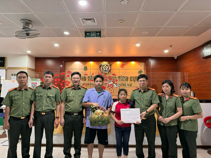 Cán bộ, chiến sĩ Công an thành phố Hà Nội kịp thời thăm hỏi, động viên đồng chí Nguyễn Văn Minh. Ấm áp nghĩa tình đồng đội -0