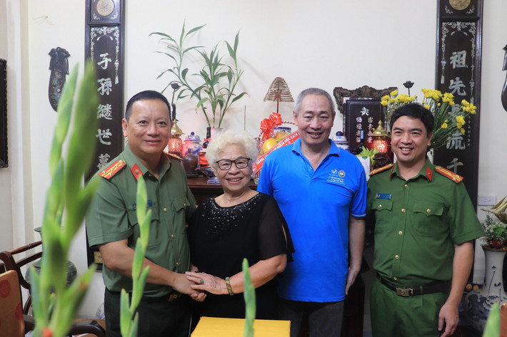 Đại tá Phạm Thanh Hùng thăm hỏi gia đình liệt sỹ Công an nhân dân Vũ Văn Phan Ban Giám đốc Công an thành phố Hà Nội tri ân các anh hùng liệt sỹ, thương bệnh binh -0