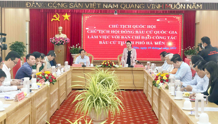 Chủ tịch Quốc hội Nguyễn Thị Kim Ngân làm việc với Ban chỉ đạo công tác bầu cử Thành phố Hà Tiên, tỉnh Kiên Giang ảnh 1 Chủ tịch Quốc hội Nguyễn Thị Kim Ngân làm việc với Ban chỉ đạo công tác bầu cử Thành phố Hà Tiên, tỉnh Kiên Giang ảnh 1