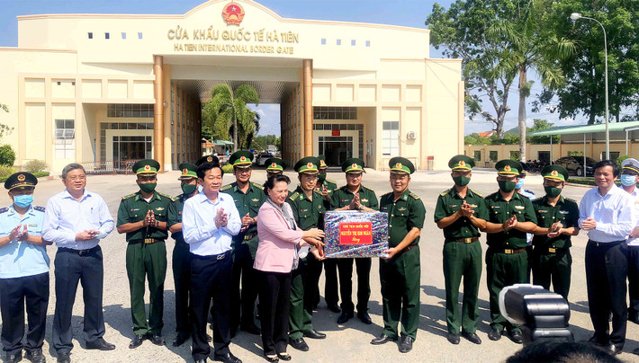 Chủ tịch Quốc hội Nguyễn Thị Kim Ngân thăm, tặng quà Đồn biên phòng Cửa khẩu quốc tế Hà Tiên Chủ tịch Quốc hội Nguyễn Thị Kim Ngân thăm, tặng quà Đồn biên phòng Cửa khẩu quốc tế Hà Tiên