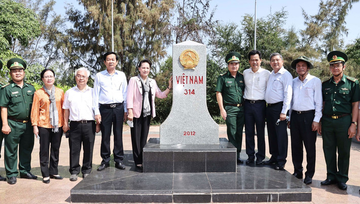Chủ tịch Quốc hội Nguyễn Thị Kim Ngân và Đoàn công tác thăm cột mốc 314 của Việt Nam trên tuyến biên giới Hà Tiên Ảnh: Trọng Đức Chủ tịch Quốc hội Nguyễn Thị Kim Ngân và Đoàn công tác thăm cột mốc 314 của Việt Nam trên tuyến biên giới Hà Tiên Ảnh: Trọng Đức