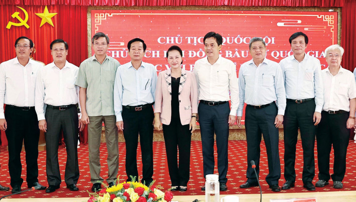 Chủ tịch Quốc hội Nguyễn Thị Kim Ngân với Ban Chỉ đạo công tác bầu cử thành phố Hà Tiên Ảnh: Trọng Đức Chủ tịch Quốc hội Nguyễn Thị Kim Ngân với Ban Chỉ đạo công tác bầu cử thành phố Hà Tiên Ảnh: Trọng Đức