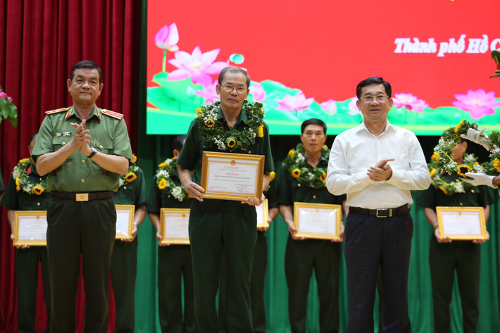Trung tướng Lê Hồng Nam và Phó Chủ tịch UBND thành phố Dương Ngọc Hải tuyên dương điển hình tiên tiến bảo vệ an ninh Tổ quốc. Ảnh: T.T Biểu dương 160 điển hình tiên tiến trong phong trào bảo vệ an ninh Tổ quốc -0