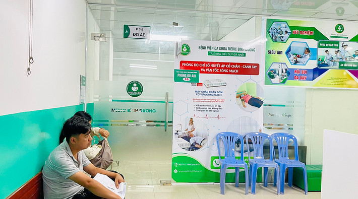 Nhiều người dân khi đến khám chữa bệnh tại Bệnh viện Medic - Bình Dương phải chứng kiến khung cảnh khá lộn xộn, vừa sửa chữa vừa khám bệnh nên tỏ ra lo lắng Bệnh viện đa khoa Medic - Bình Dương vừa khám chữa bệnh vừa thi công xây dựng hệ thống PCCC