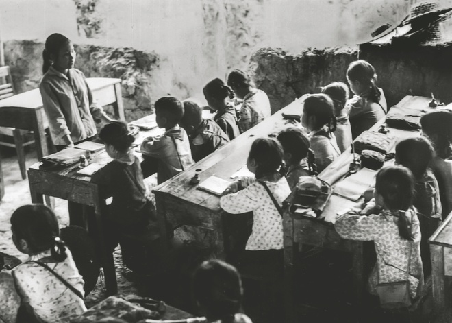 Lớp học trường cấp 1, 2 Tiên Sơn, Hà Bắc thời chiến, 1967. Ảnh: Mầu Hoàng Thiết Lớp học trường cấp 1, 2 Tiên Sơn, Hà Bắc thời chiến, 1967 - Ảnh Mầu Hoàng Thiết