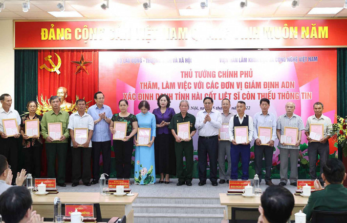 Thủ tướng Chính phủ Phạm Minh Chính, Bộ trưởng Bộ Lao động, Thương binh và Xã hội Đào Ngọc Dung, Thống đốc NHNN Nguyễn Thị Hồng trao chứng nhận kết quả giám định ADN cho thân nhân liệt sỹ. Ảnh: T. Giáp Thủ tướng Chính phủ Phạm Minh Chính làm việc với các đơn vị giám định ADN hài cốt liệt sỹ -0