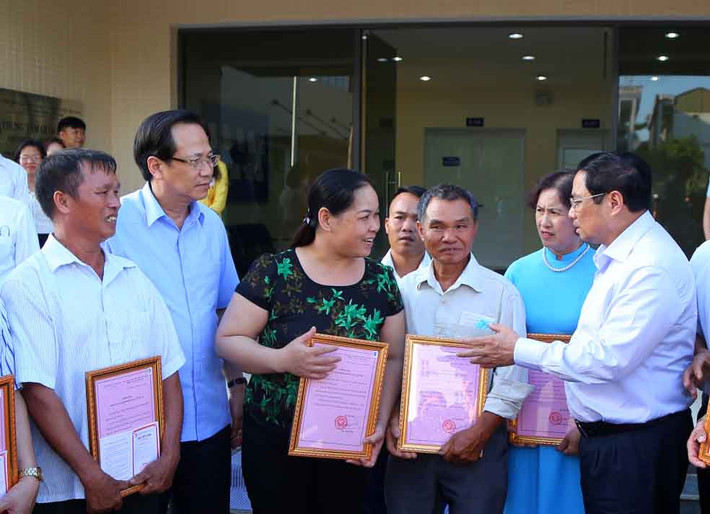 Thủ tướng Chính phủ Phạm Minh Chính ân cần thăm hỏi các thân nhân liệt sỹ. Ảnh T. Giáp Thủ tướng Chính phủ Phạm Minh Chính làm việc với các đơn vị giám định ADN hài cốt liệt sỹ -0