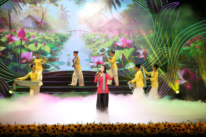 Tiết mục văn nghệ tại Chương trình nghệ thuật đặc biệt “Nắng Ba Đình”. Ảnh: Duy Thông Chủ tịch Quốc hội Trần Thanh Mẫn dự Chương trình nghệ thuật đặc biệt “Nắng Ba Đình” -0
