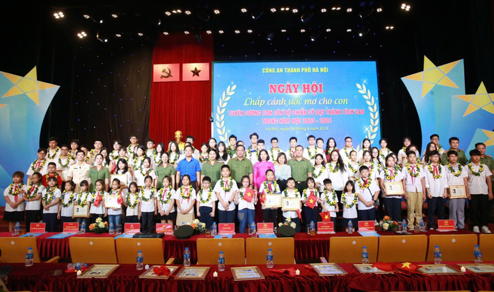 Tuyên dương, khen thưởng con cán bộ, chiến sỹ đạt thành tích cao trong học tập và rèn luyện trong năm học 2023-2024. Công an Hà Nội tuyên dương con em cán bộ chiến sỹ đạt thành tích cao trong học tập -0
