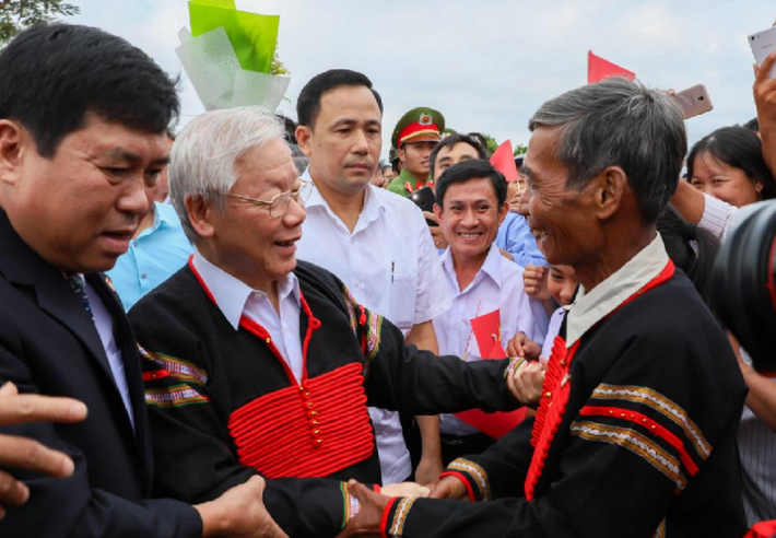 Tổng Bí thư Nguyễn Phú Trọng ân cần thăm hỏi các già làng và đồng bào các dân tộc xã Dur Kmăl trong Ngày hội đại đoàn kết dân tộc “ĐẤT NƯỚC TA CHƯA BAO GIỜ CÓ ĐƯỢC CƠ ĐỒ, TIỀM LỰC, VỊ THẾ VÀ UY TÍN QUỐC TẾ NHƯ NGÀY NAY” -0