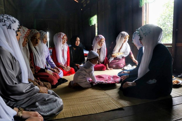 Người Chăm Islam làm Lễ đặt tên cho con khi đứa trẻ chưa quá 3 tuổi Độc đáo lễ đặt tên cho con của người Chăm Islam -0