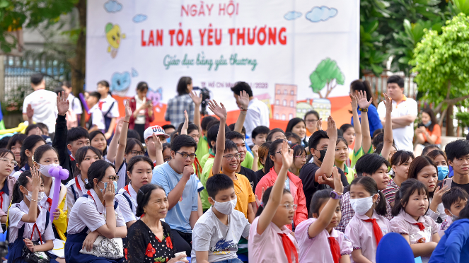 Các em hăng hái tham gia các hoạt động tại ngày hội Các em hăng hái tham gia các hoạt động tại ngày hội