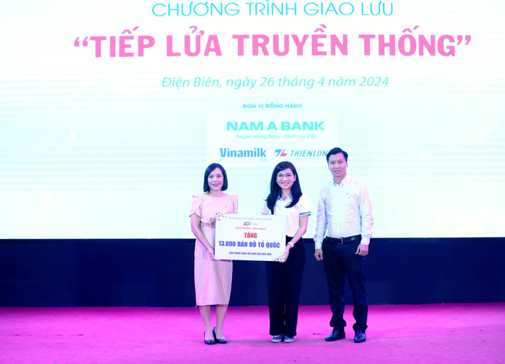 Trao tặng 13.000 bản đồ Việt Nam cho các trường học trên cả nước ảnh 1 Trao tặng 13.000 bản đồ Việt Nam cho các trường học trên cả nước