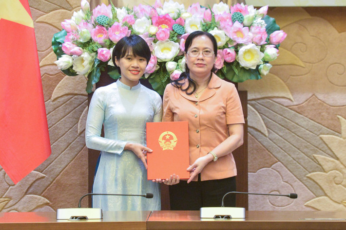 Văn phòng Quốc hội trao quyết định bổ nhiệm cán bộ lãnh đạo, quản lý ảnh 2 Phó Chủ nhiệm Văn phòng Quốc hội Nguyễn Thị Thúy Ngần trao Quyết định bổ nhiệm